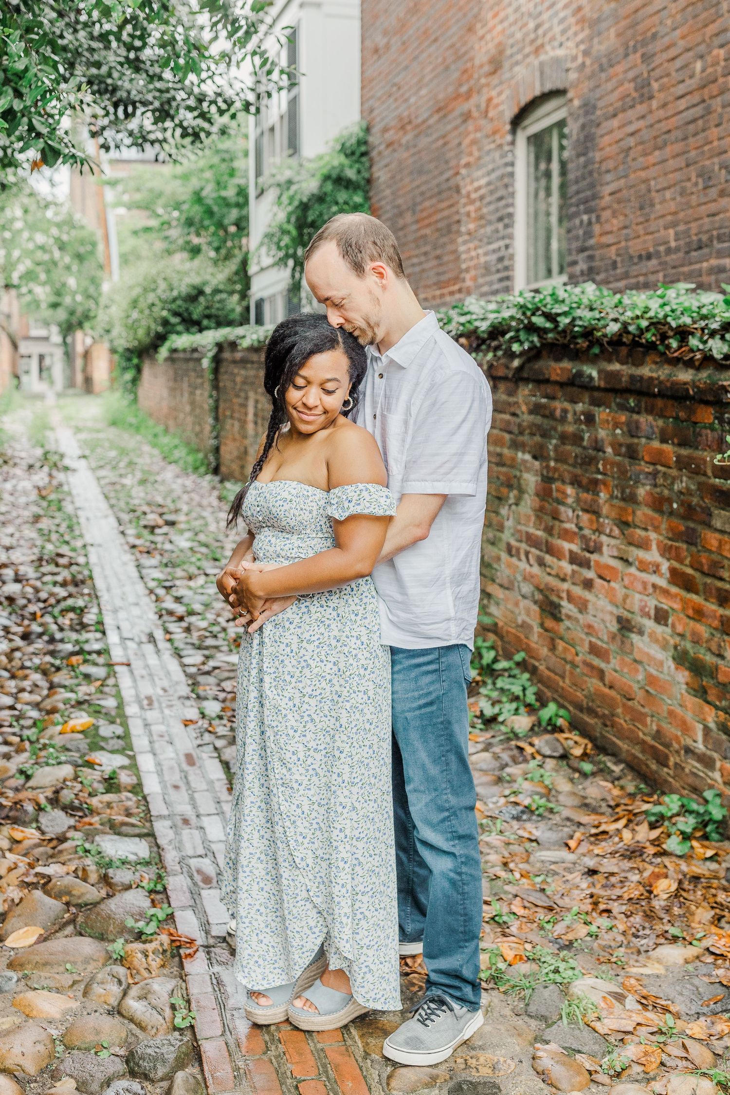 OLD TOWN ALEXANDRIA VIRGINIA ENGAGEMENT PICTURES BRICK AND COBBLESTONE ALLEYWAY