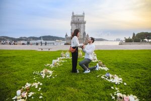 Photo taken after a marriage proposal with the Belém tower in the background. (#Torredebelem #marriageproposal #love)