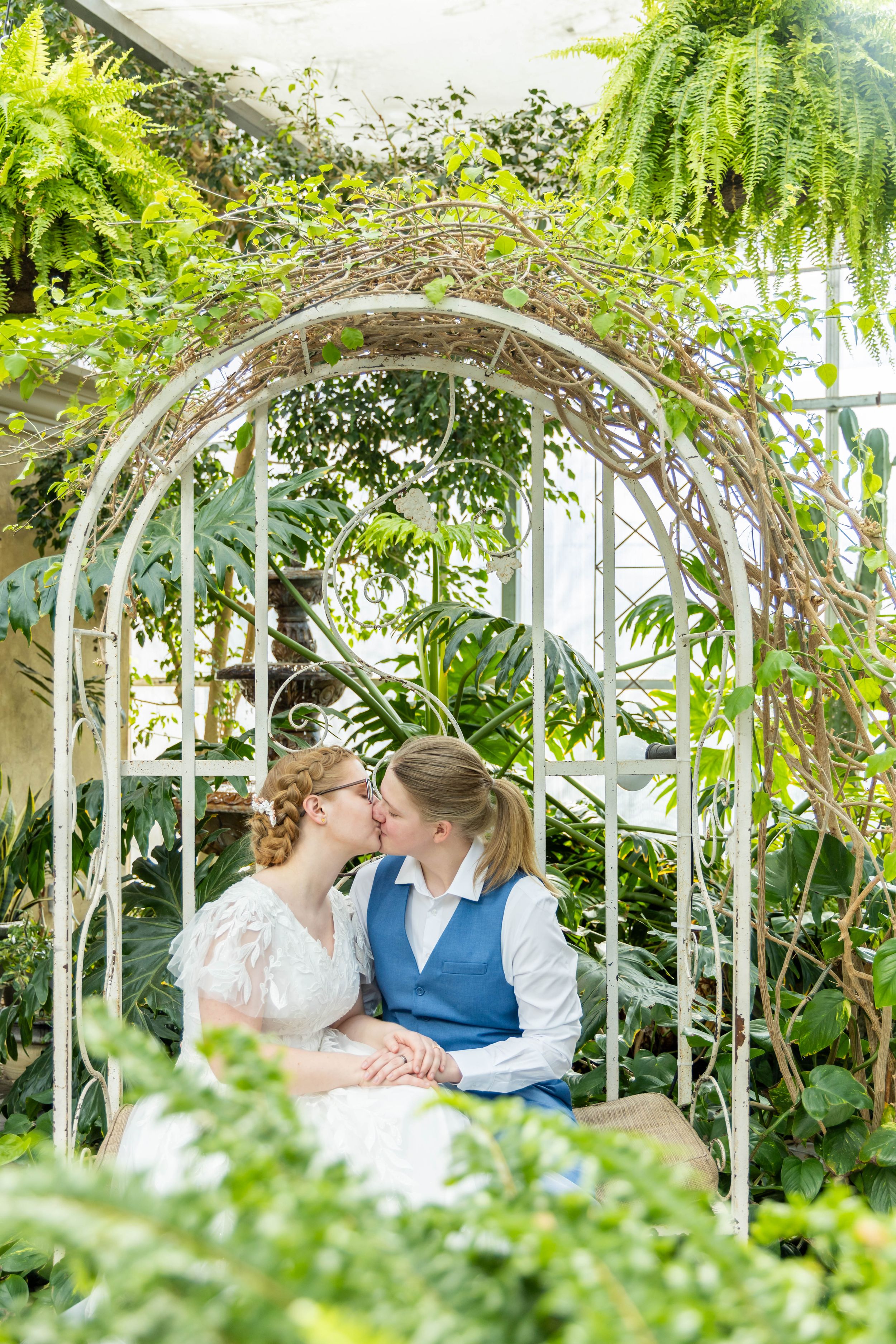A couple kissing at Le Jardin in Utah