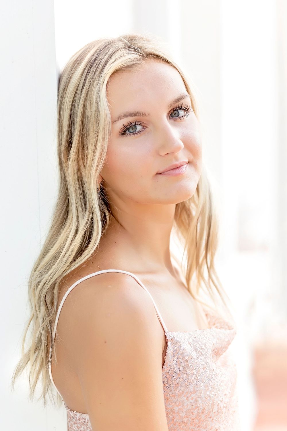 Mason City Iowa high school senior photos shoing soft natural light senior portrait with dreamy lighting.