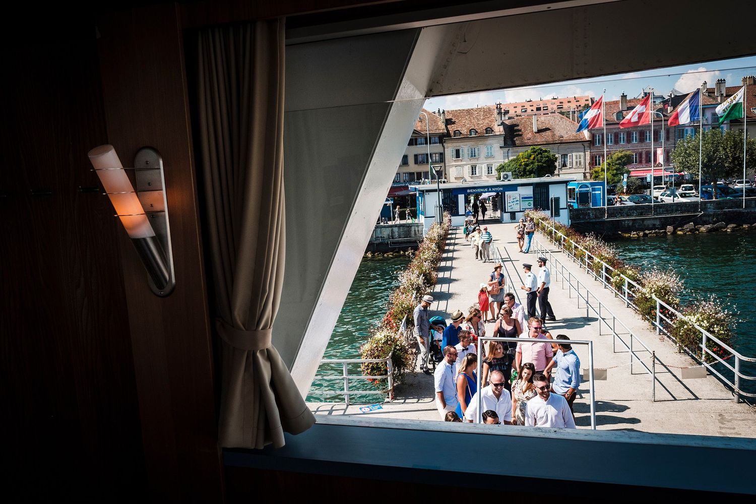 TLOOK photographe de mariage de style documentaire, bateau de la CGN embarquement des invités