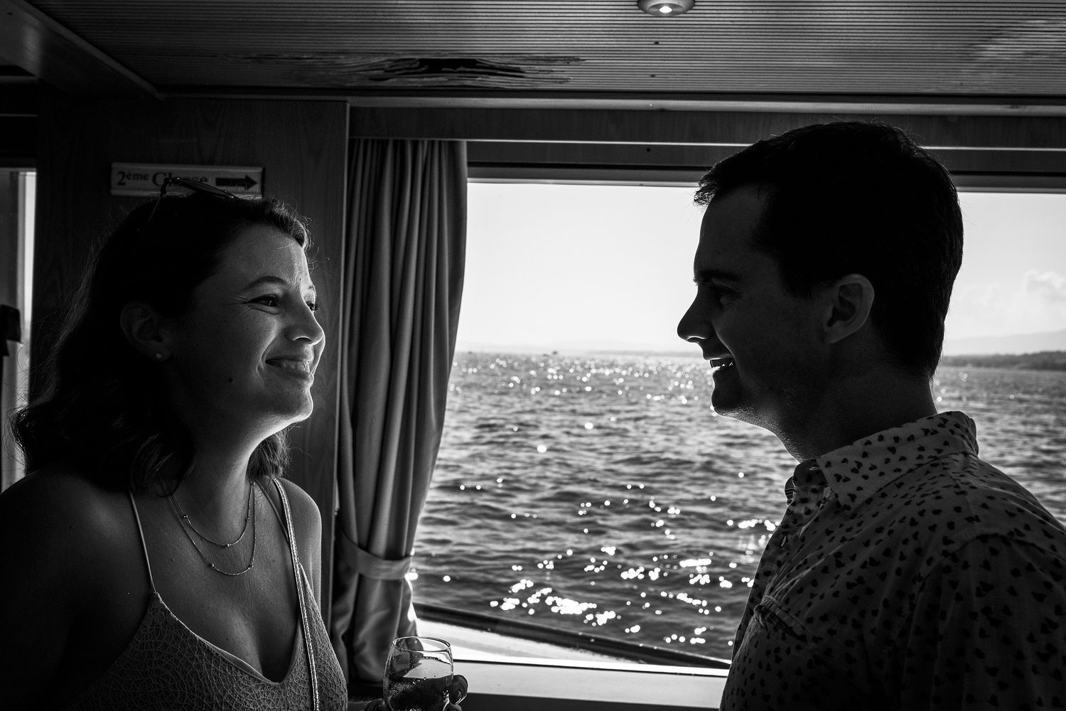 TLOOK photographe de mariage de style documentaire, bateau de la CGN portrait invité