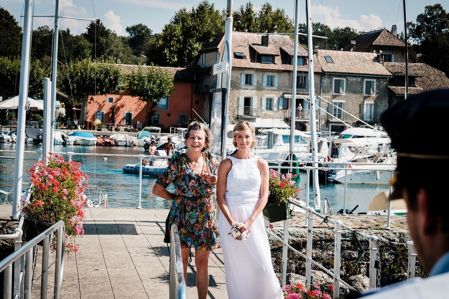 TLOOK photographe de mariage de style documentaire, bateau de la CGN cérémonie civile la mariée attend le bateau