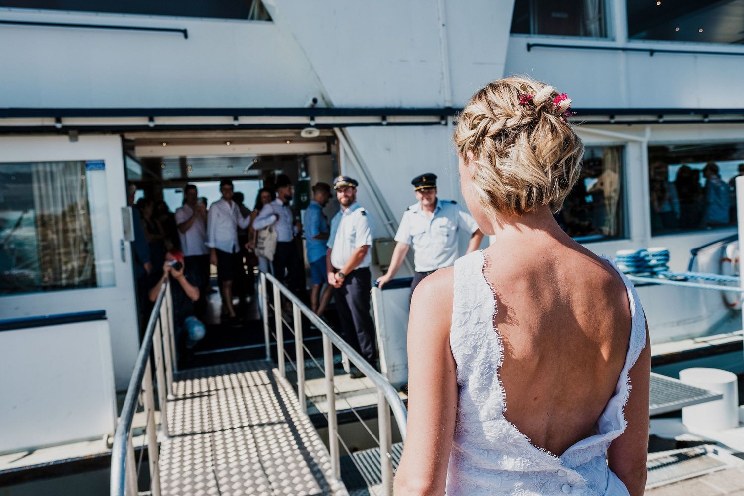 TLOOK photographe de mariage de style documentaire, bateau de la CGN cérémonie civile la mariée attend le bateau