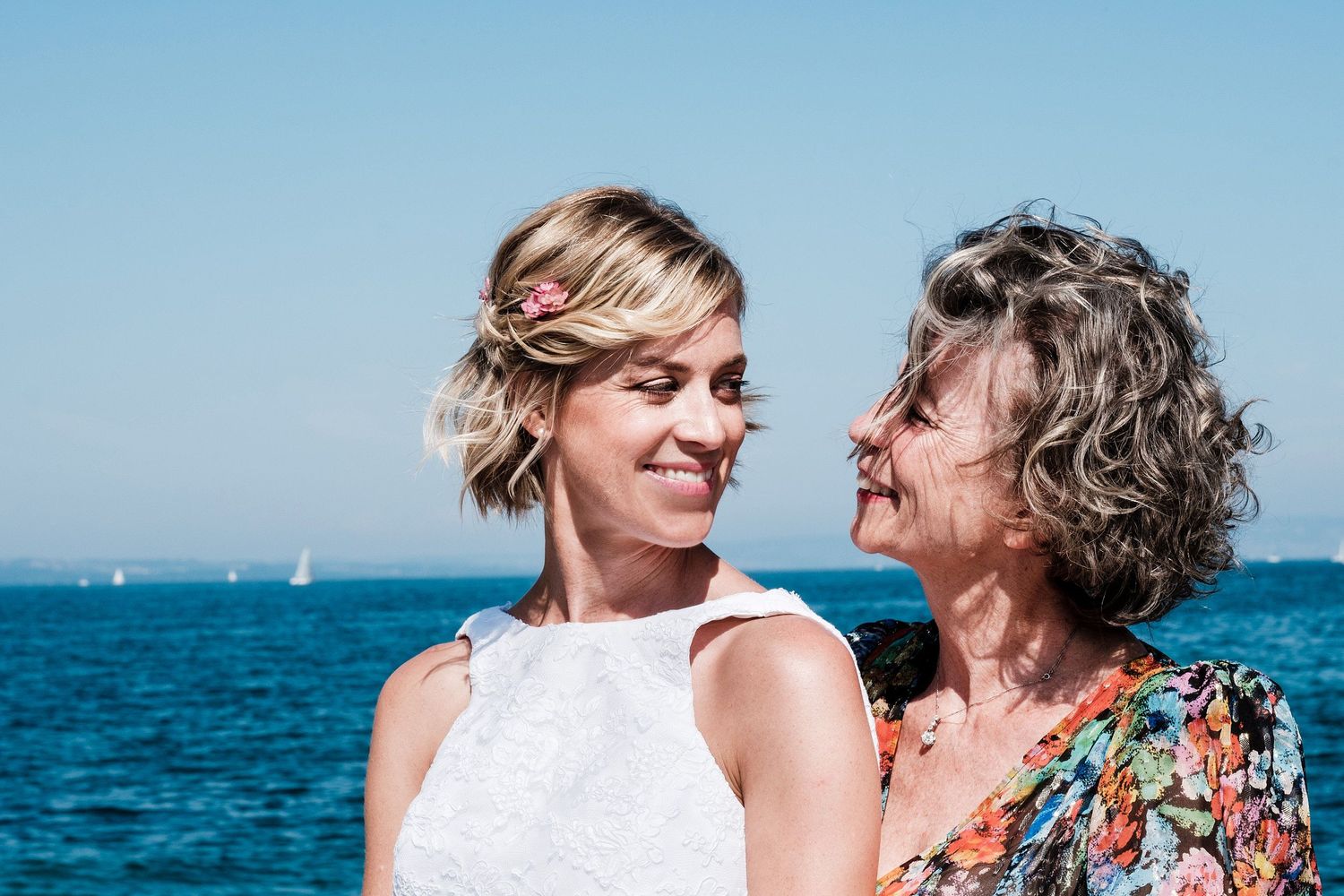 TLOOK photographe de mariage de style documentaire, bateau de la CGN cérémonie civile la mariée attend le bateau