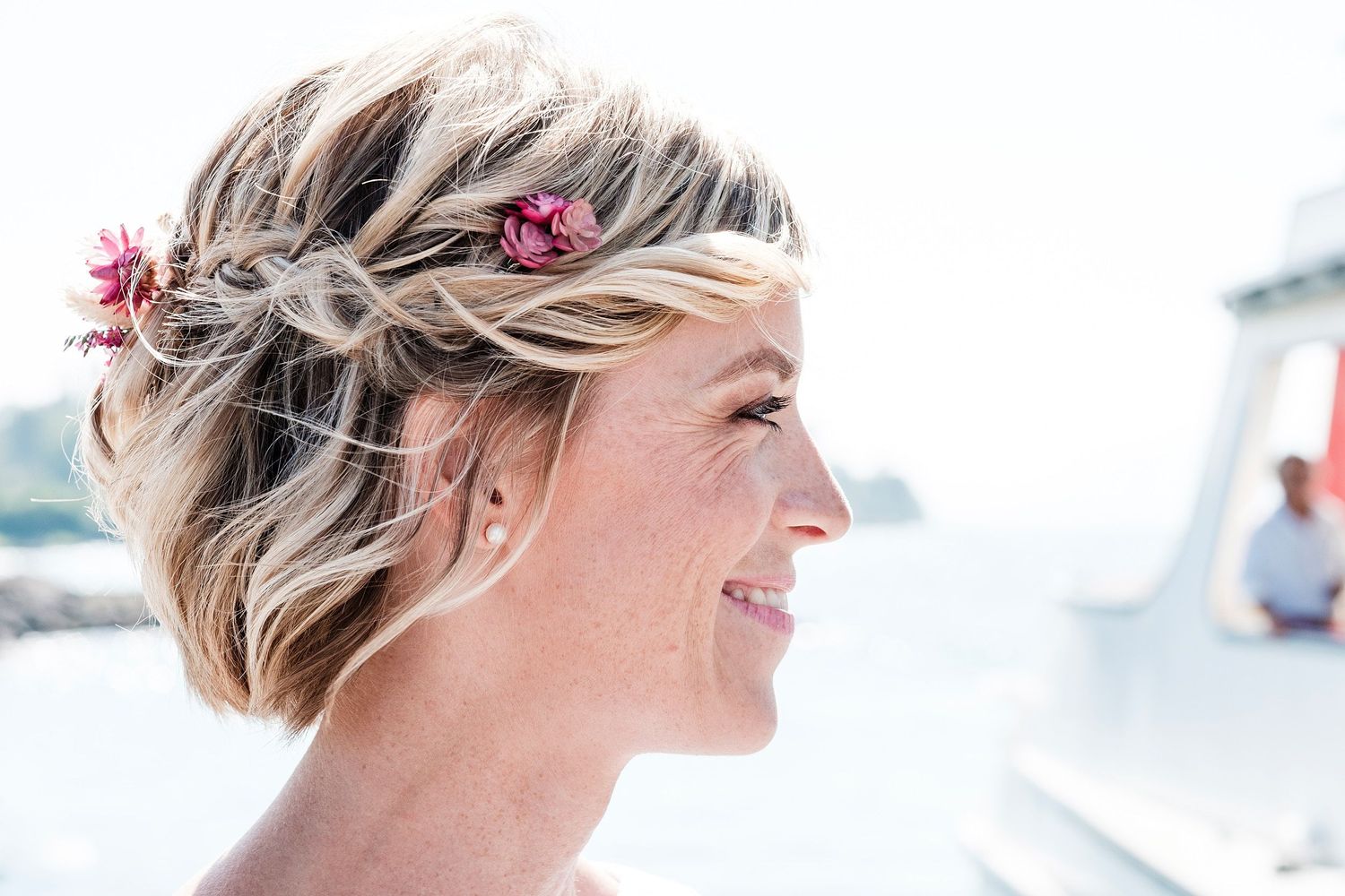 TLOOK photographe de mariage de style documentaire, bateau de la CGN cérémonie civile la mariée arrive