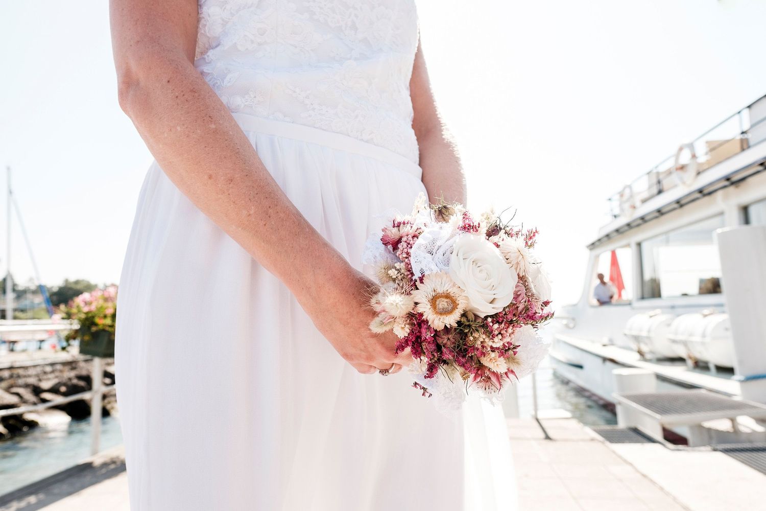 TLOOK photographe de mariage de style documentaire, bateau de la CGN cérémonie civile la mariée arrive