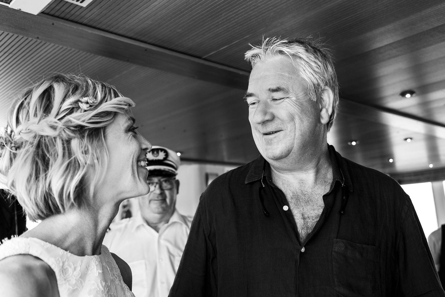 TLOOK photographe de mariage de style documentaire, bateau de la CGN cérémonie civile la mariée arrive avec son papa