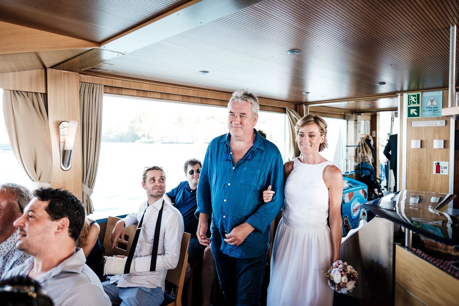 TLOOK photographe de mariage de style documentaire, bateau de la CGN cérémonie civile la mariée arrive avec son papa