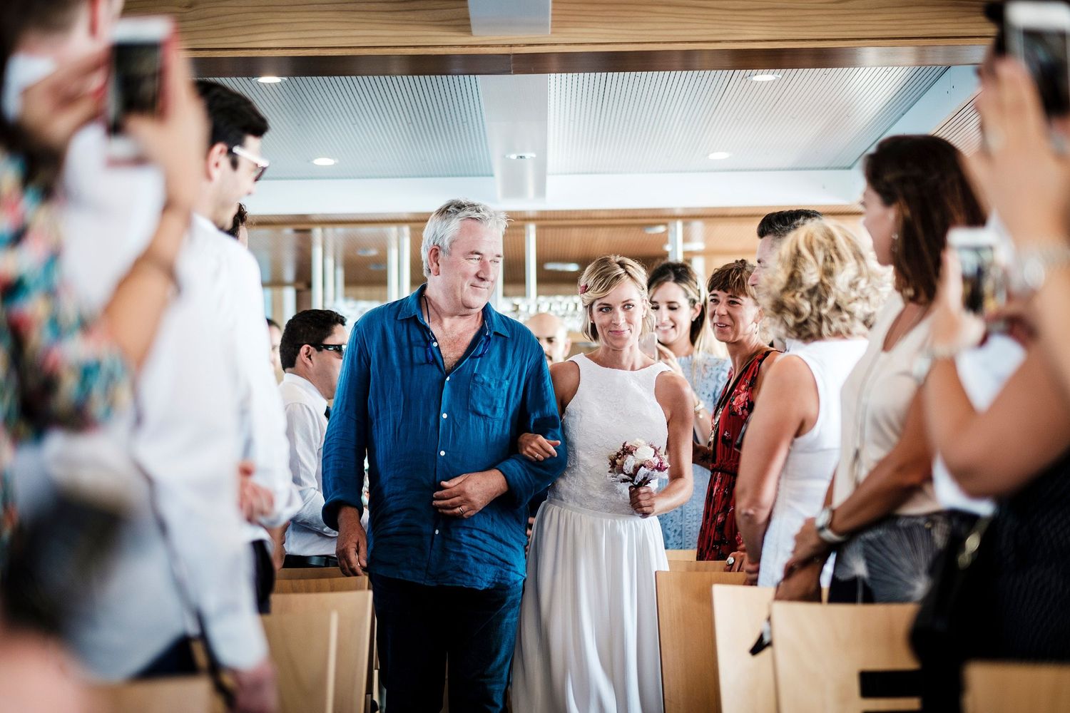TLOOK photographe de mariage de style documentaire, bateau de la CGN cérémonie civile la mariée arrive avec son papa