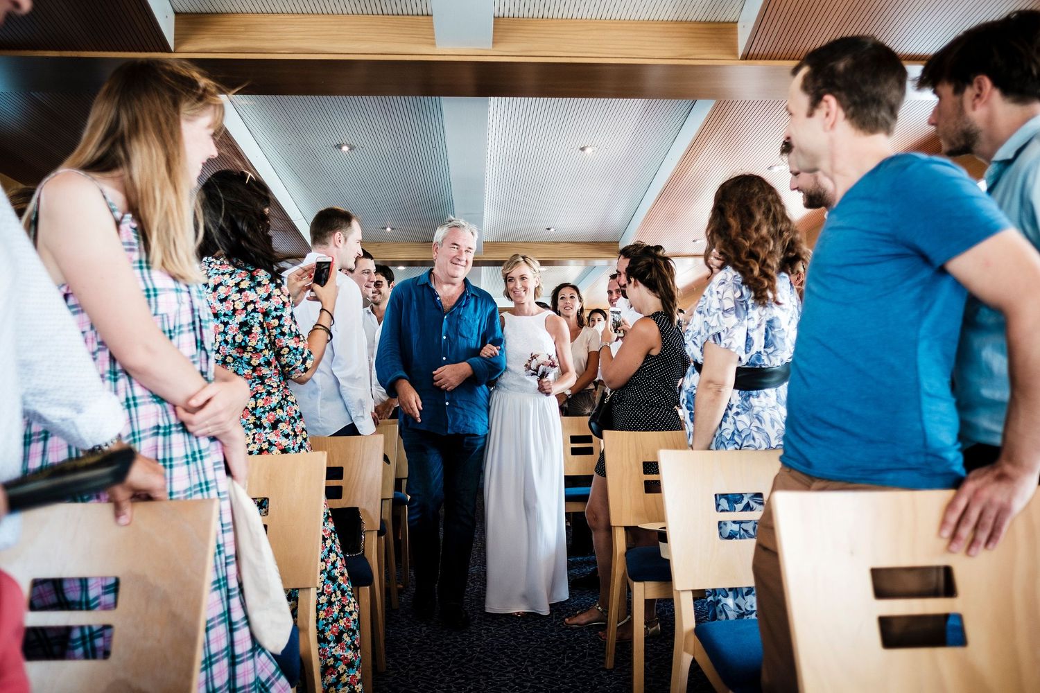 TLOOK photographe de mariage de style documentaire, bateau de la CGN cérémonie civile la mariée arrive avec son papa