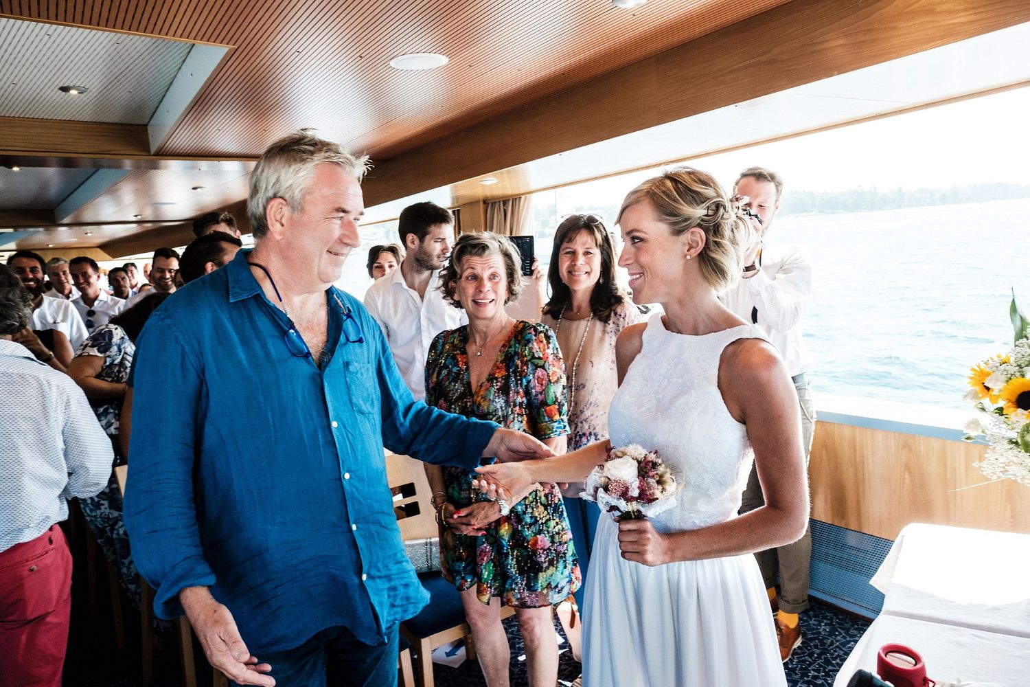 TLOOK photographe de mariage de style documentaire, bateau de la CGN cérémonie civile la mariée arrive avec son papa