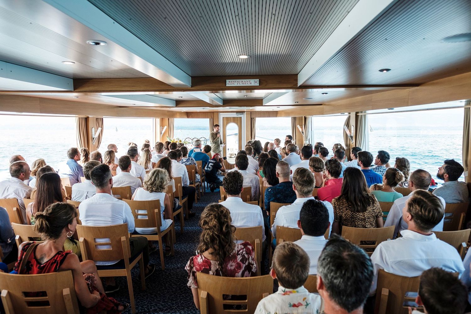 TLOOK photographe de mariage de style documentaire, bateau de la CGN cérémonie civile portraits des invités