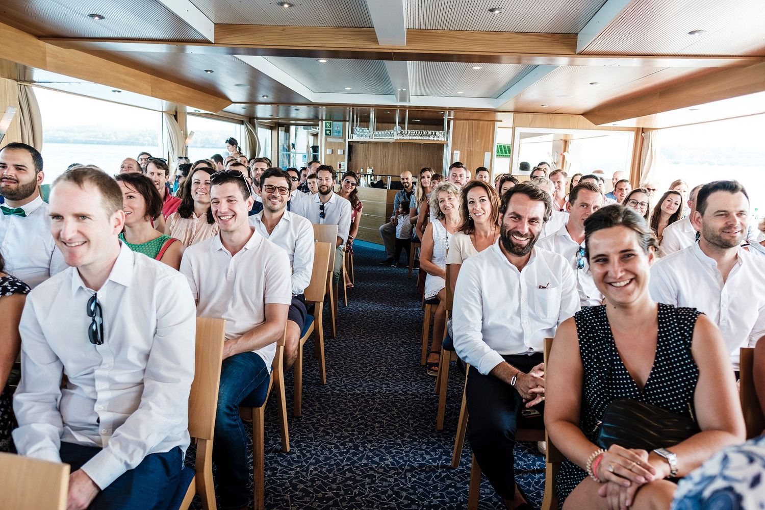 TLOOK photographe de mariage de style documentaire, bateau de la CGN cérémonie civile portraits des invités