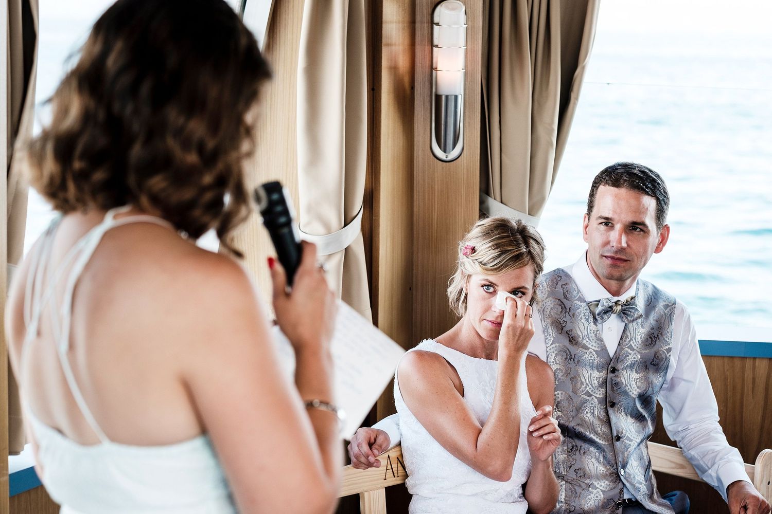 TLOOK photographe de mariage de style documentaire, bateau de la CGN cérémonie civile émotion