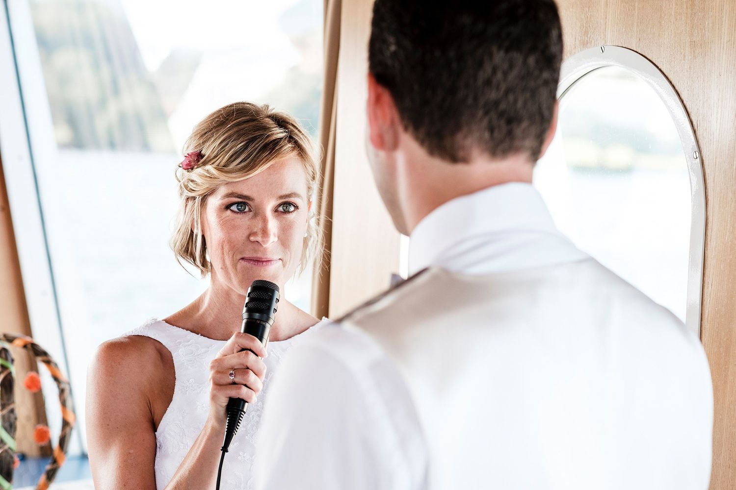 TLOOK photographe de mariage de style documentaire, bateau de la CGN cérémonie civile discours de la mariée