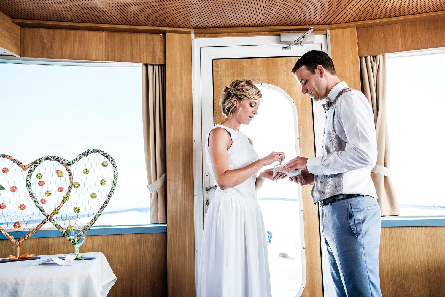 TLOOK photographe de mariage de style documentaire, bateau de la CGN cérémonie civile les mariés et les alliances