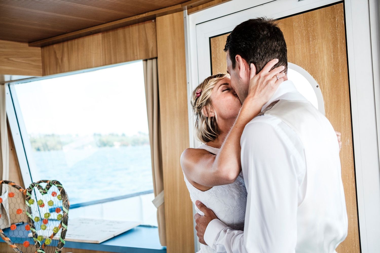 TLOOK photographe de mariage de style documentaire, bateau de la CGN cérémonie civile les mariés s'embrassent