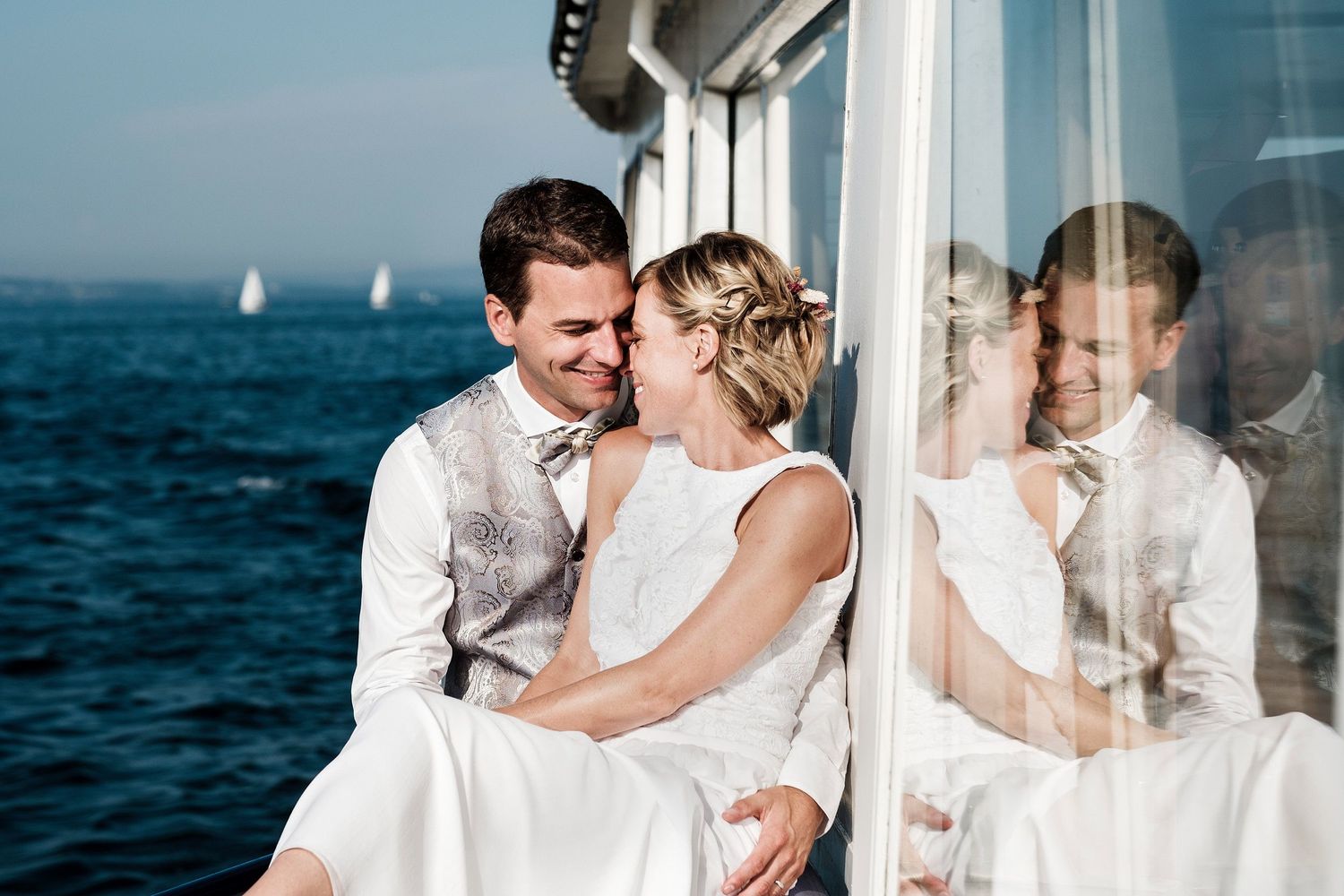 TLOOK photographe de mariage de style documentaire, portrait des mariés sur le bateau de la CGN