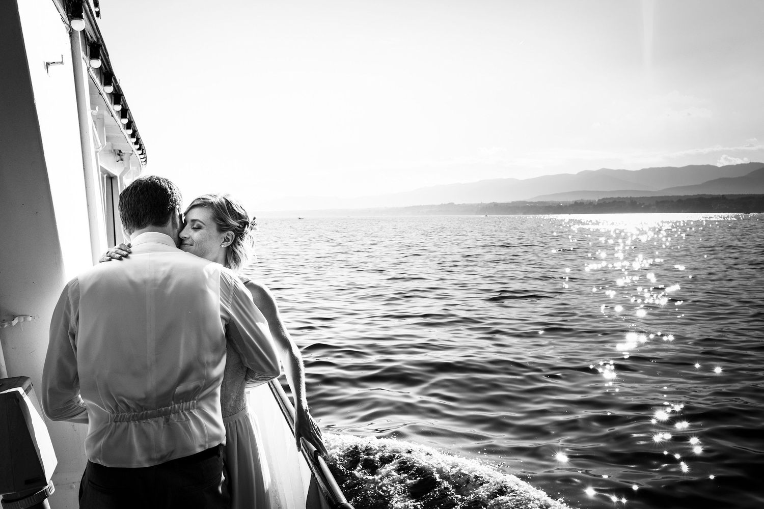 TLOOK photographe de mariage de style documentaire, portrait des mariés sur le bateau de la CGN