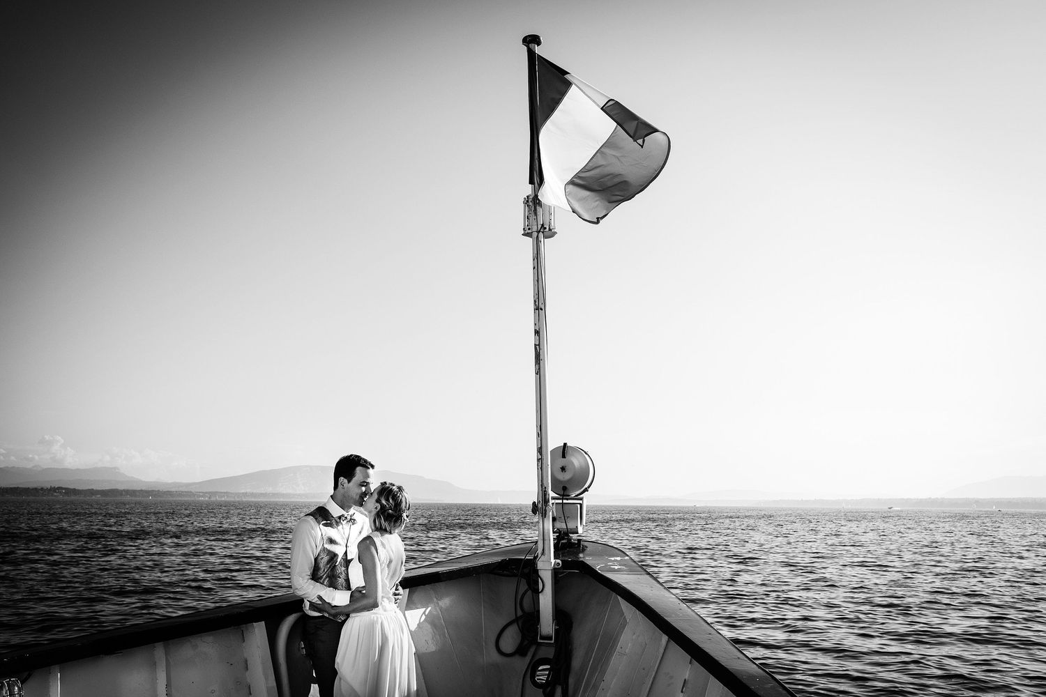 TLOOK photographe de mariage de style documentaire, portrait des mariés sur le bateau de la CGN