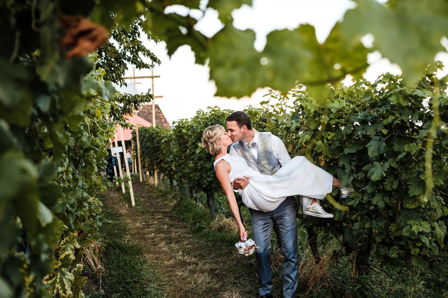 TLOOK photographe de mariage de style documentaire, portraits des mariés dans les vignes