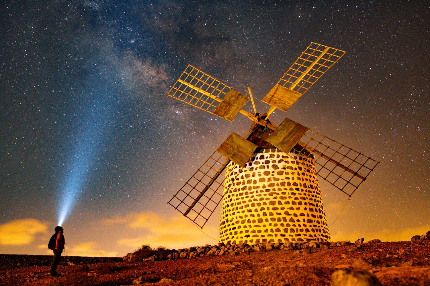 Astrofotografie windmolen en melkweg in Fuerteventura.