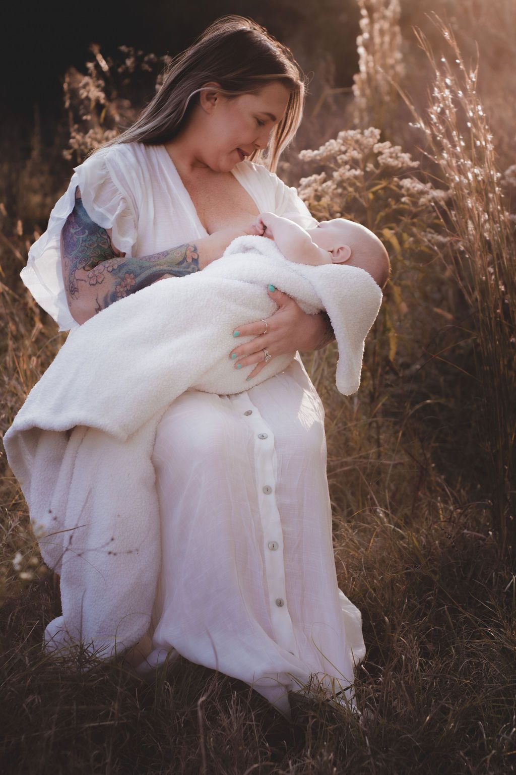 Chattanooga Lifestyle Photographer Boho Breastfeeding Session in