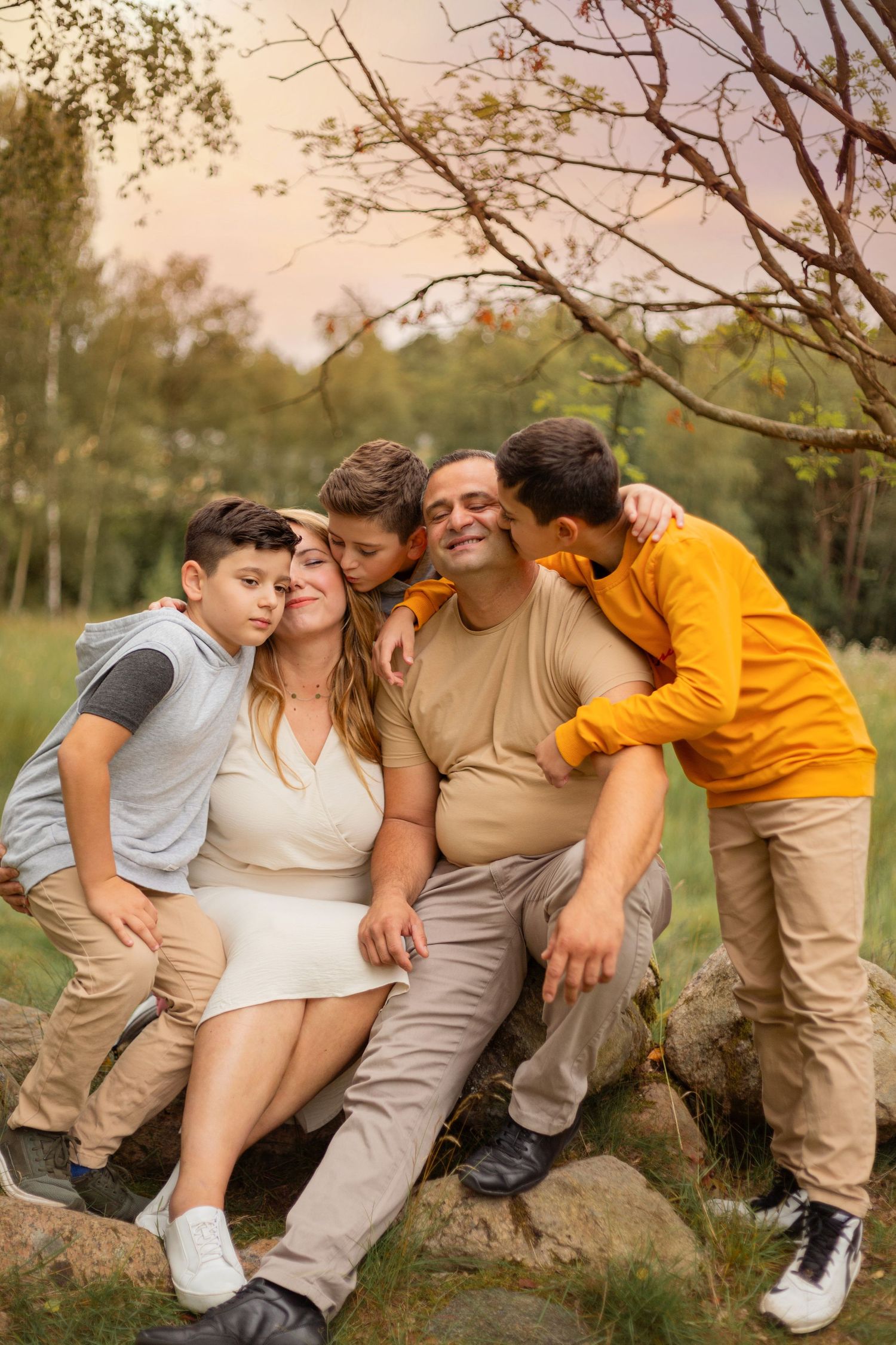 Familjefotografering i naturen. Mamma, pappa och barn.