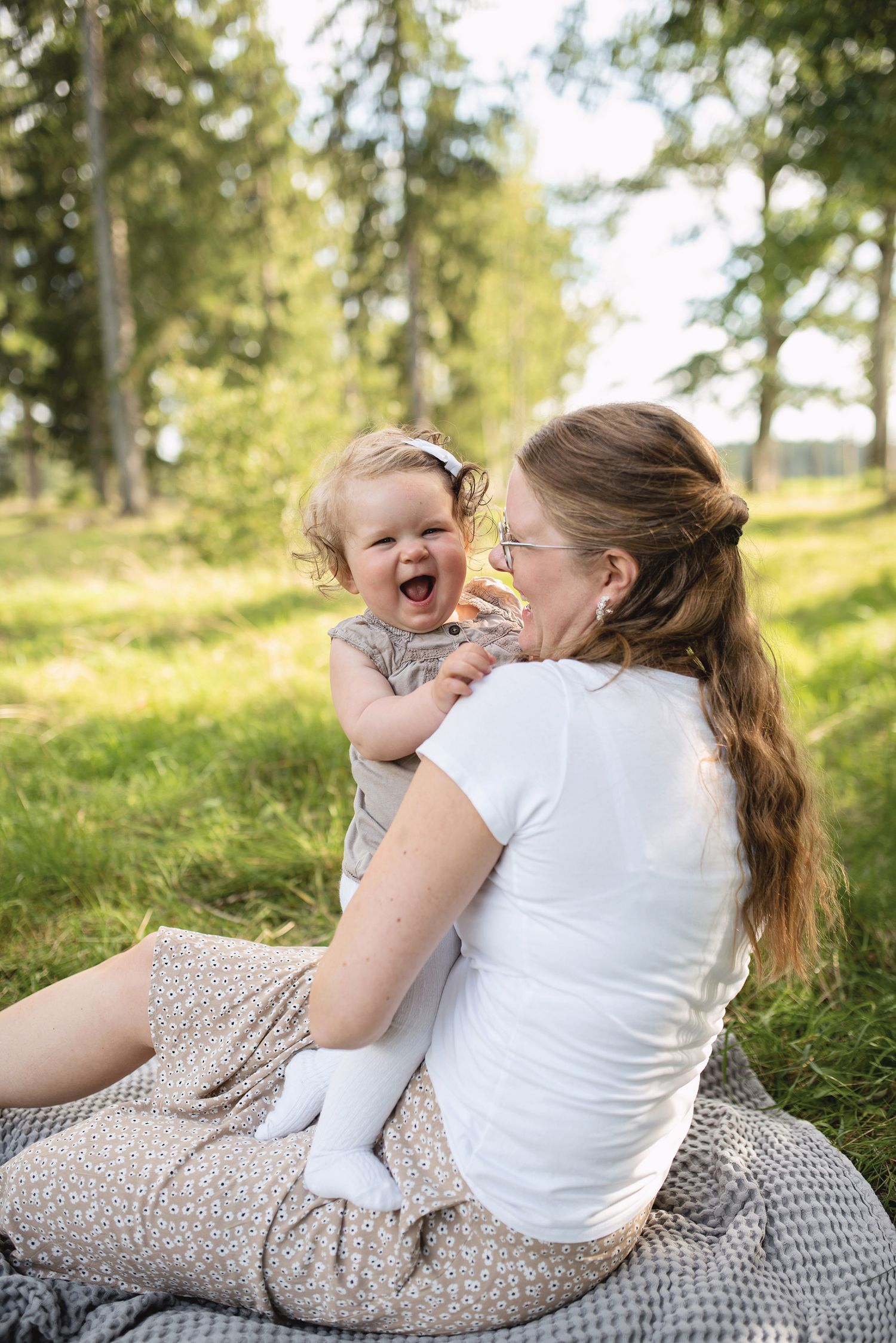 Naturliga familjebilder Habo och Jönköping. Familjefotograf.