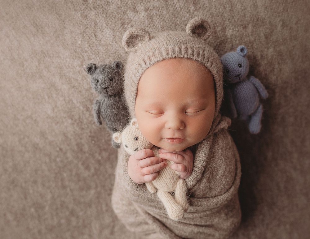 Professional newborn photo - beige