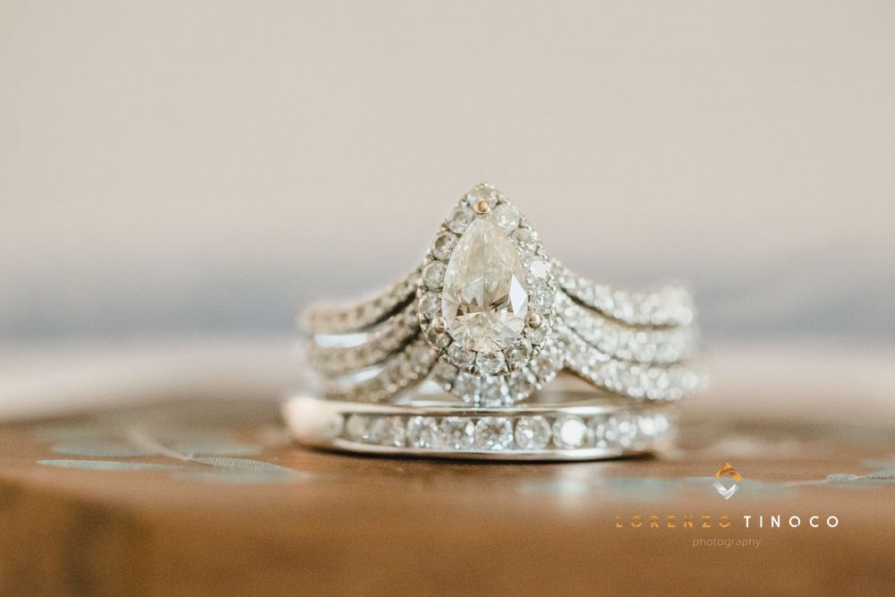 Stunning diamond engagement ring and wedding band set with pear-shaped center stone.