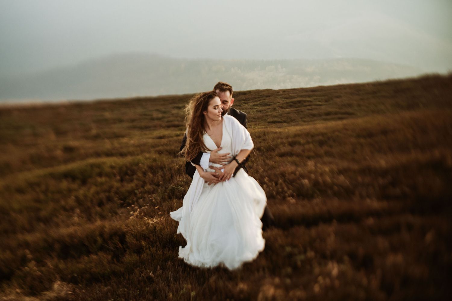 wedding couple in mountains