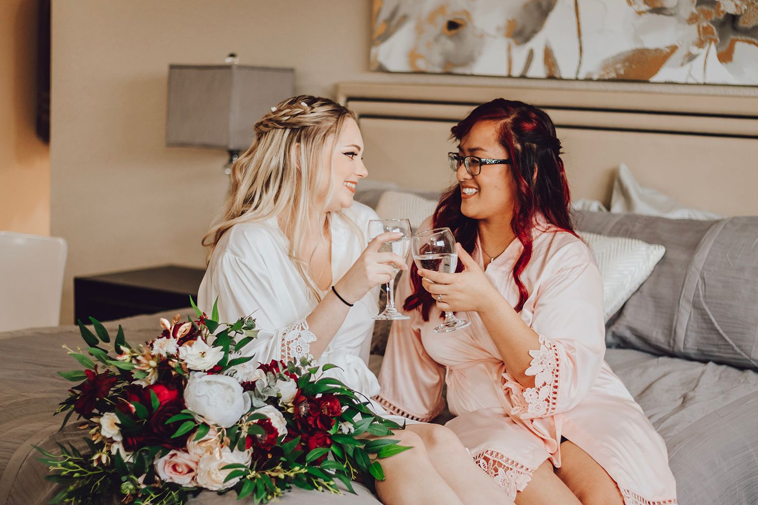 ALT= "BRIDE GETTING READY WITH BRIDESMAIDS PHOTO POSES DRINKING CHAMPAGNE"