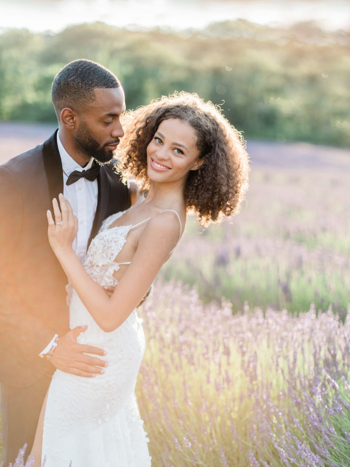 Photo d'un couple de mariés au milieu des Lavandes prise par Thomas Raboteur photographe de mariage Nantes