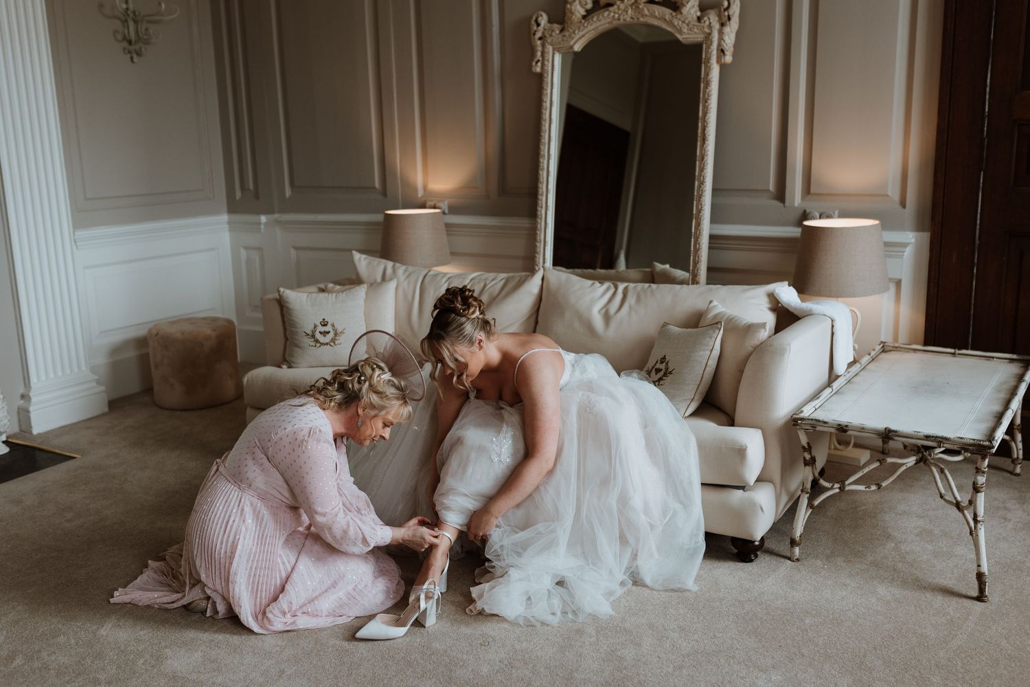 Relaxed morning of bridal prep and getting ready at Davenport House