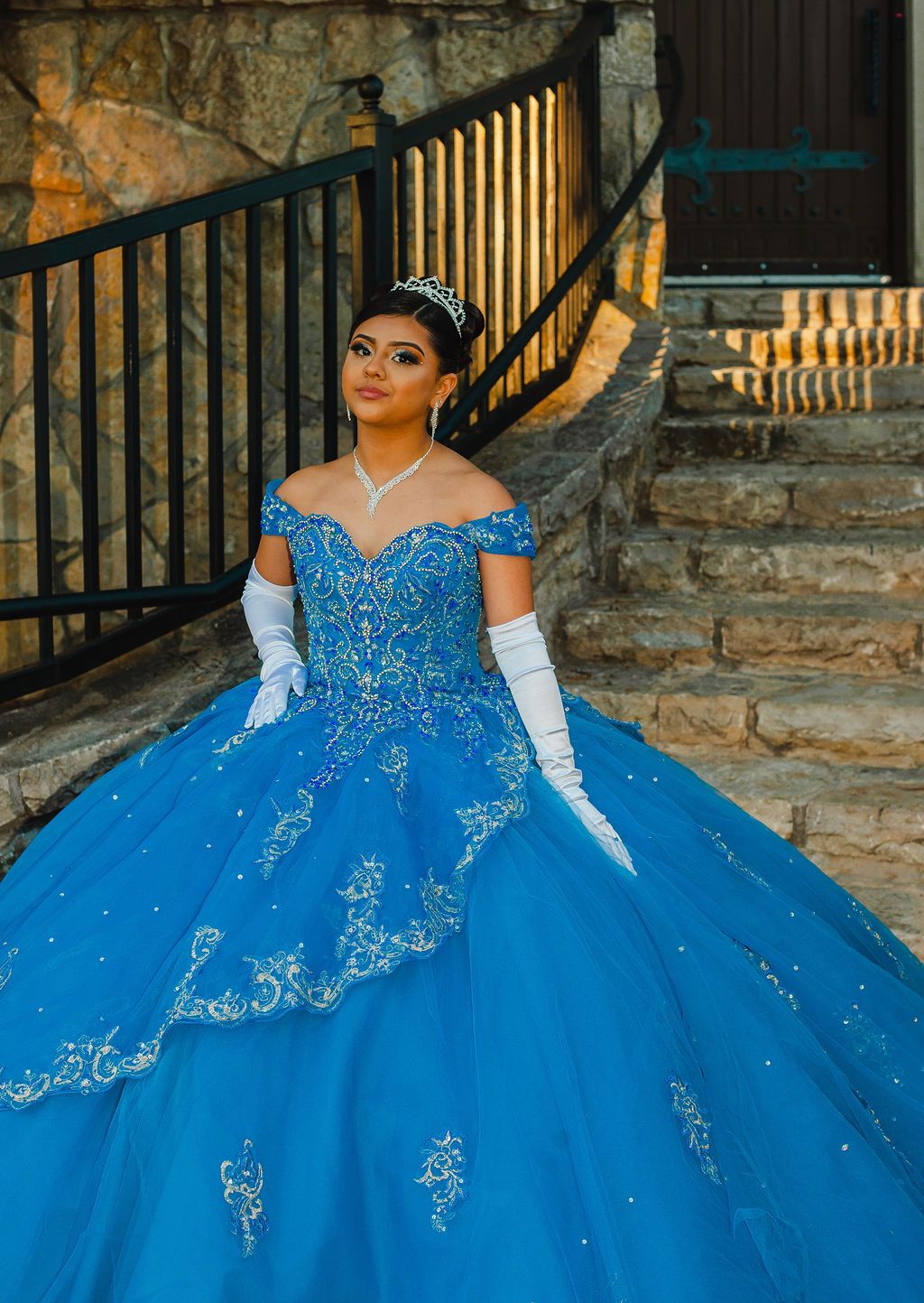 La sesión de fotos con el tema de la quinceañera de Cenicienta en Texas es tomada por un fotógrafo del área metropolitan