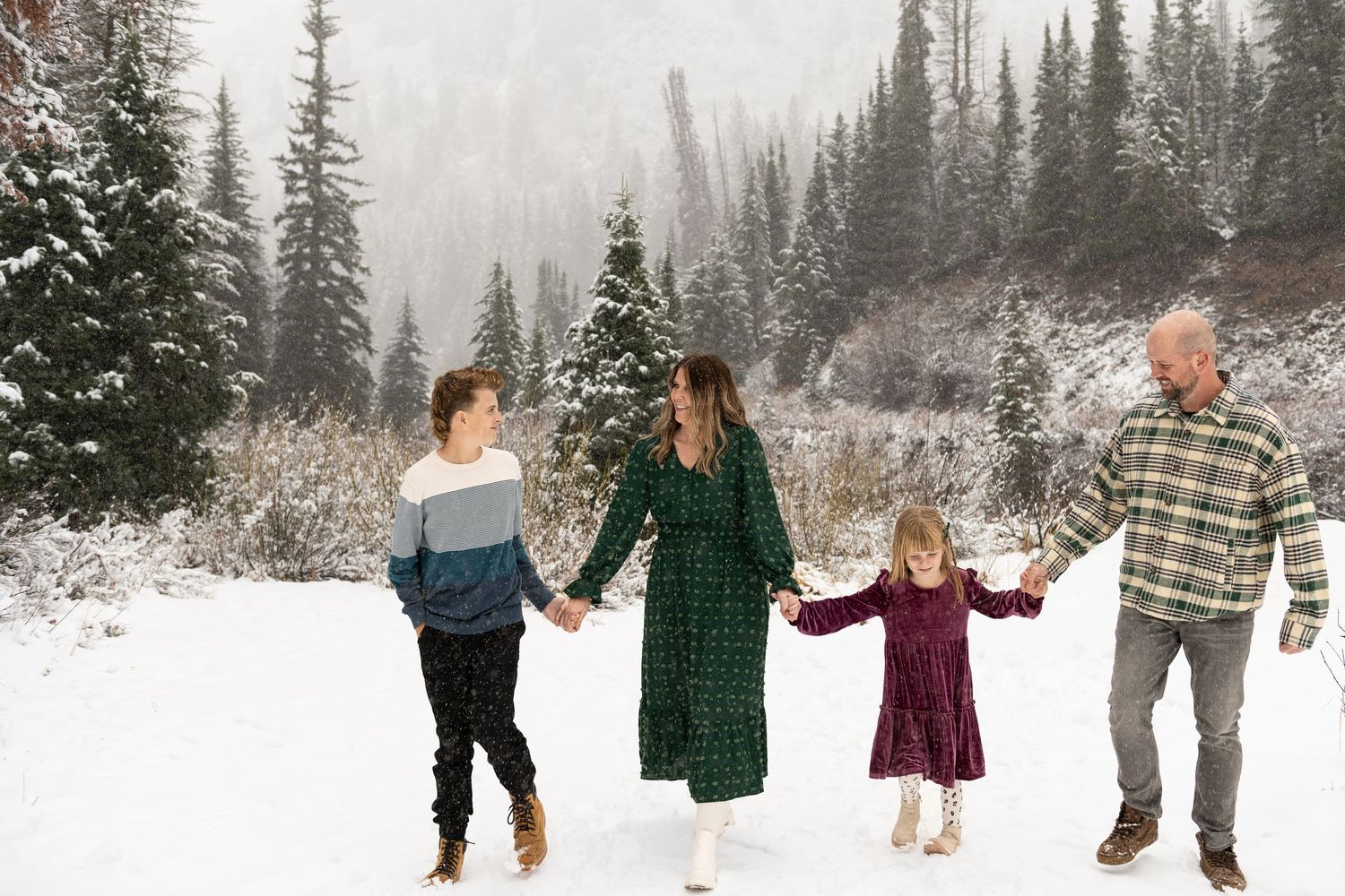 Snowy mountain photoshoot in Salt Lake City for Christmas card photos