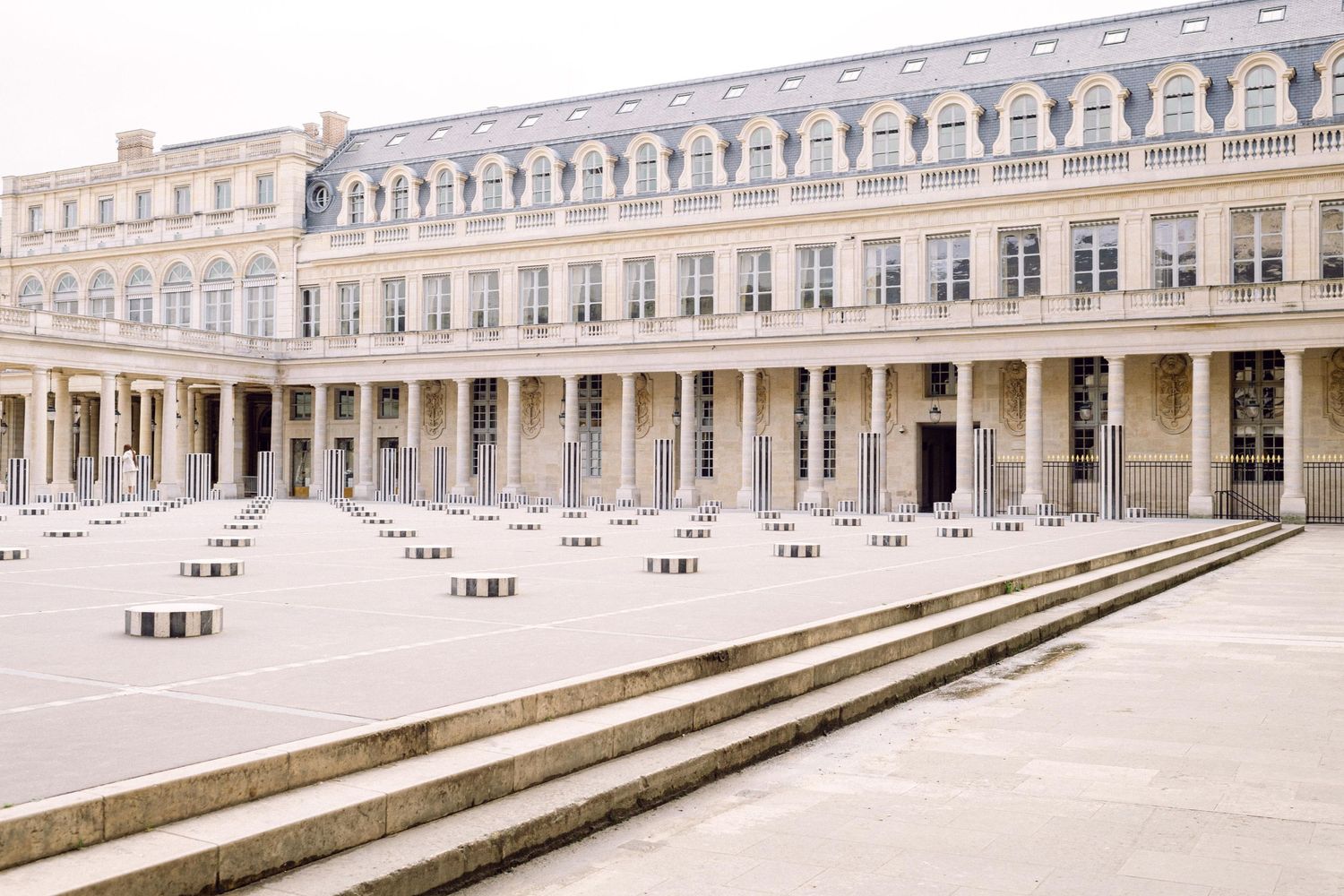 Panoramic photo sequence showing the grand facade and courtyard in Paris.