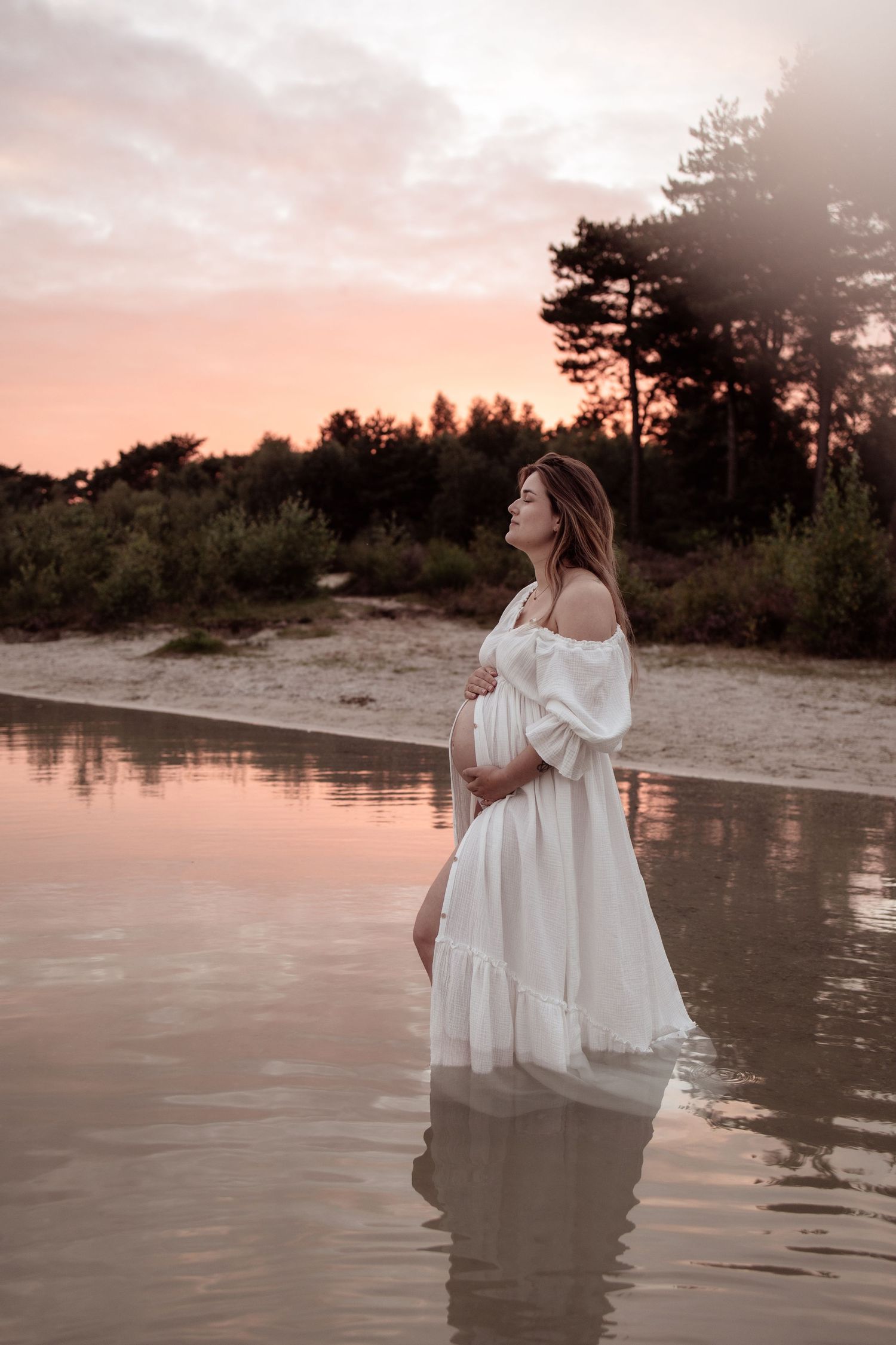 Pure portretfoto van aanstaande moeder met rustige blik
Minimalistische zwangerschapsshoot met zachte tinten en veel ruimte