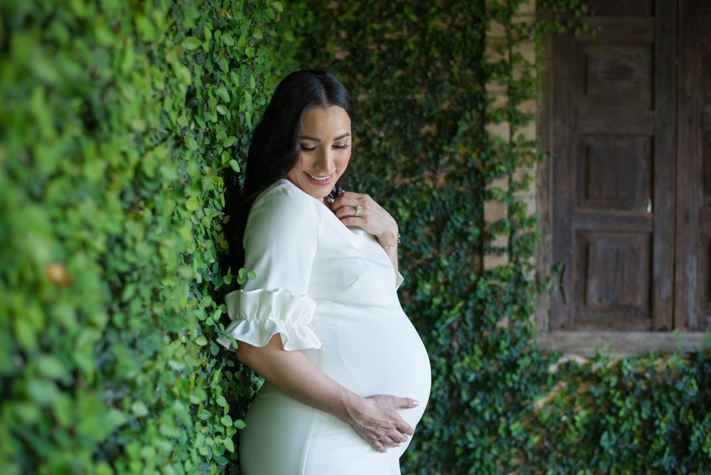 girl looking down her shoulder. prenatal session. pregnancy photos. mcallen, Texas. wedding photography