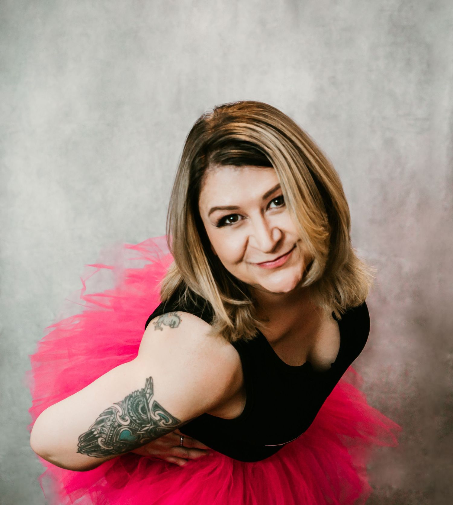 Studio Cake Smash Session in Home Ruskin, FL; Woman posing in tutu