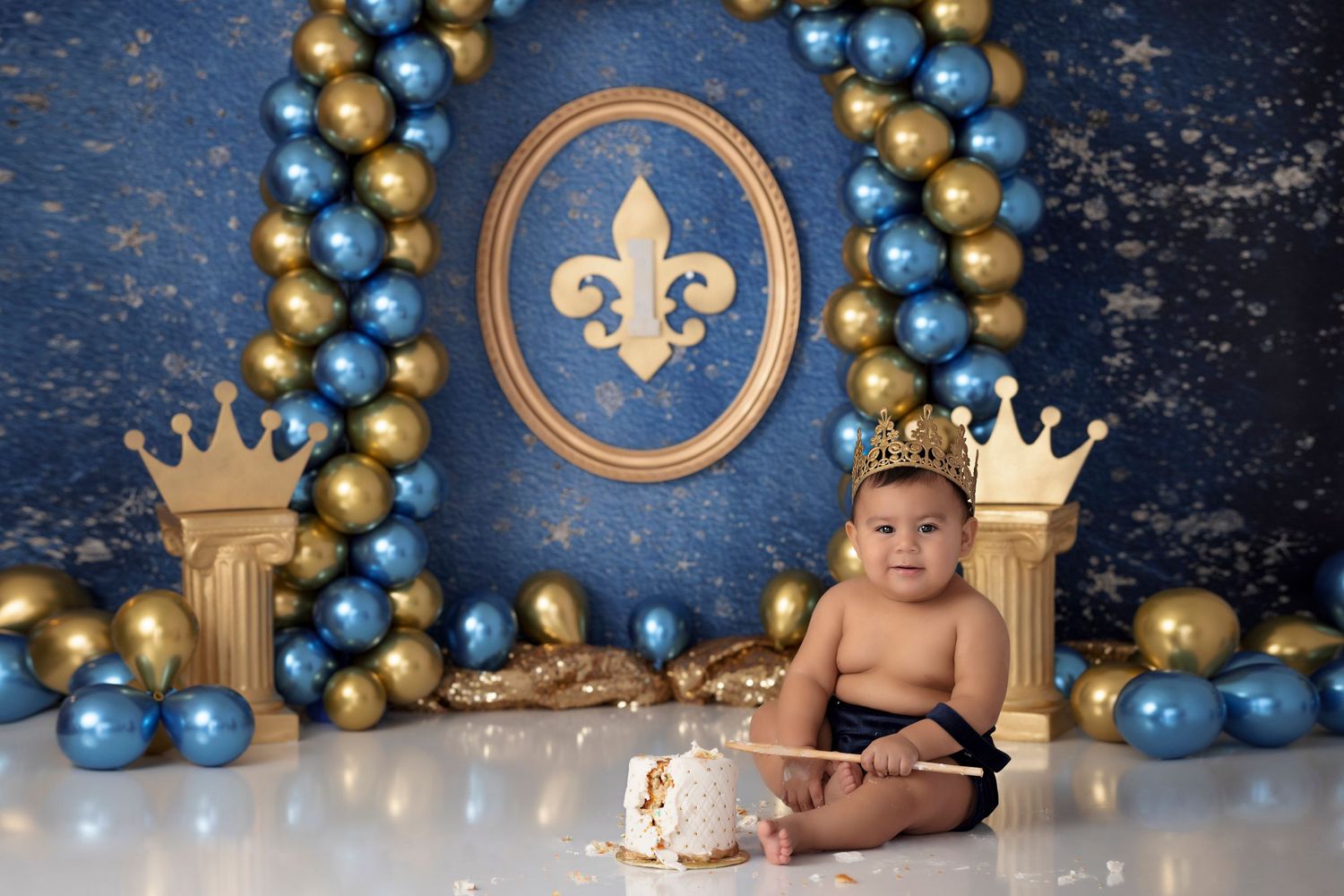 royal prince king blue gold cake smash, baby boy first birthday photoshoot, los angeles california, best photographer