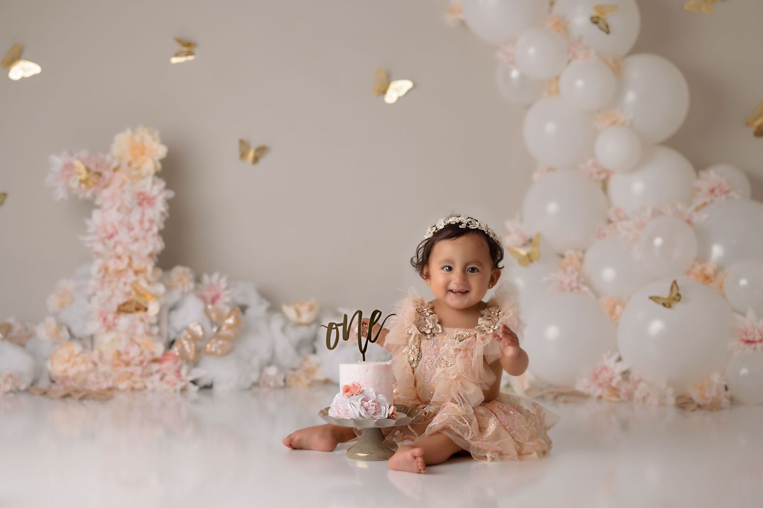 grey pink balloon garland cake smash, baby girl first birthday photoshoot, los angeles california, best photographer