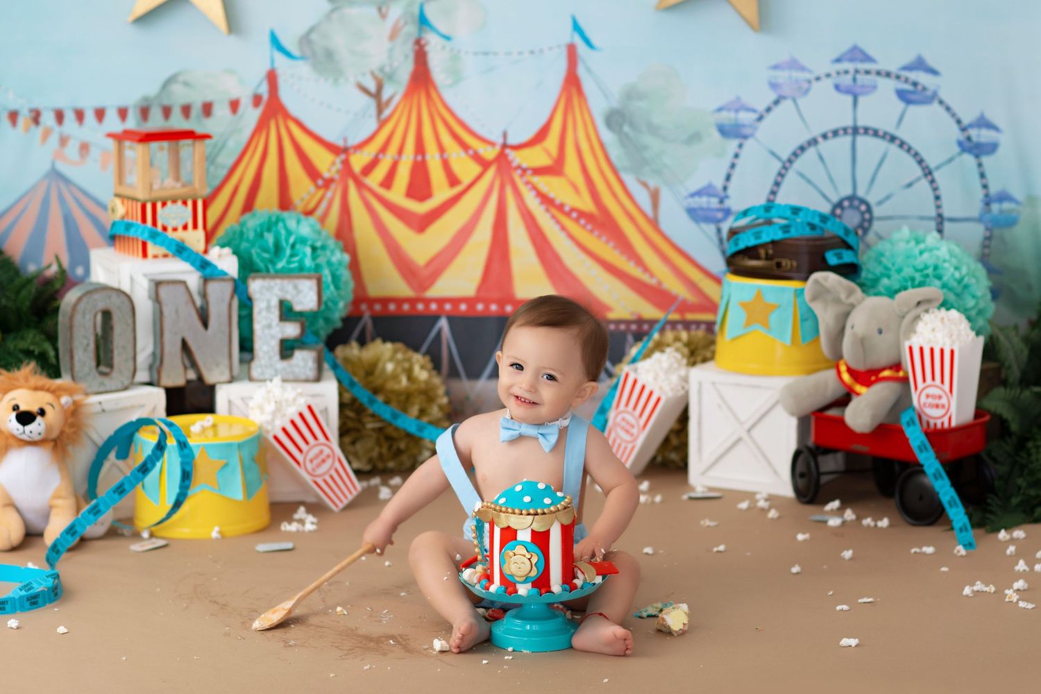 circus red blue cake smash, baby boy first birthday photoshoot, los angeles california, best photographer