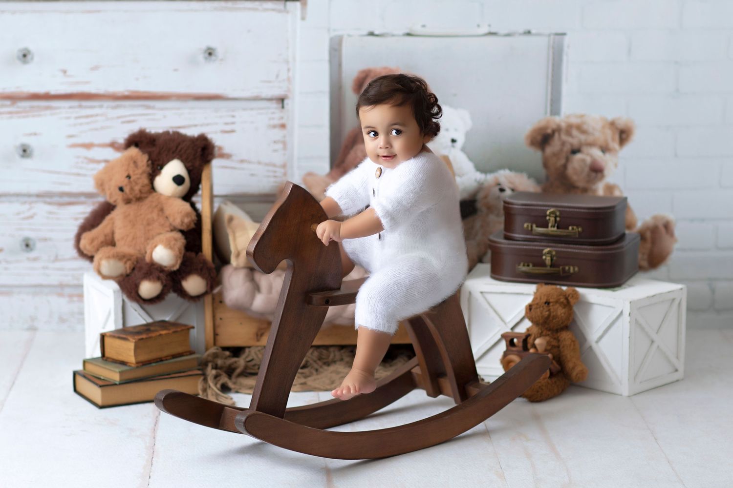 horse bear neutral minimal cake smash, baby boy first birthday photoshoot, los angeles california, best photographer