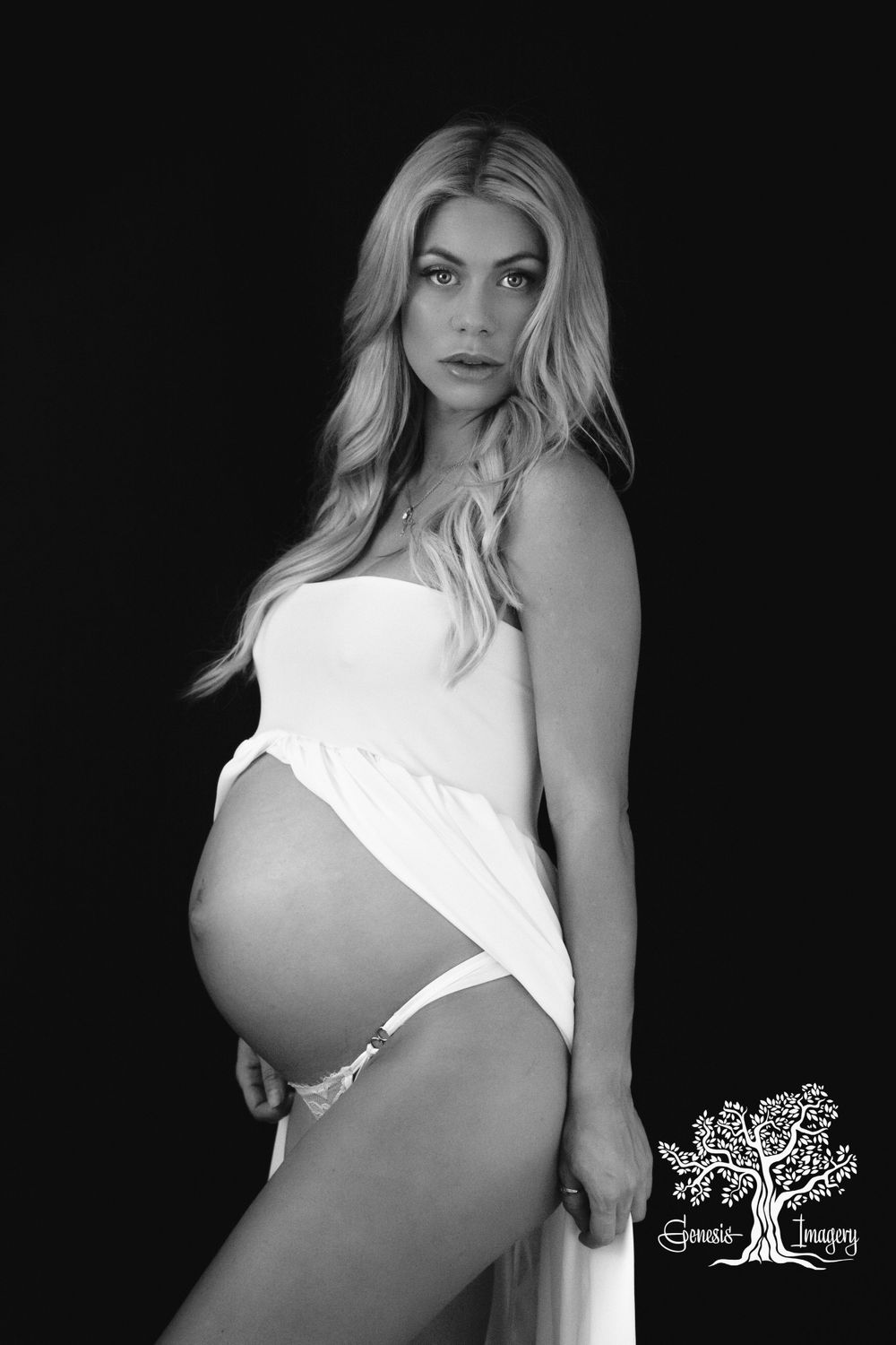 High-end pregnancy portraits Gold Coast for the modern, elegant mother.
