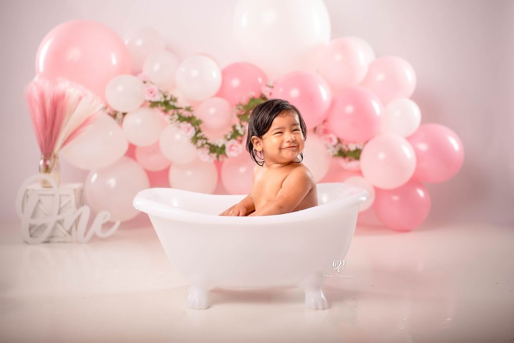 Cake Smash photographer Lexington, SC; birthday girl photoshoot pink & white balloons, bath tub; South Carolina photos