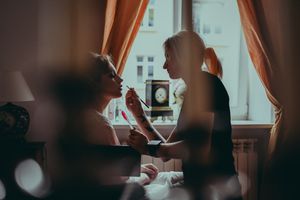 pan młody, panna młoda, przygotowania ślubne, ślub, wesele, fotograf ślubny, reportaż ślubny, garnitur, świadek