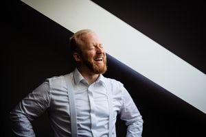 pan młody, panna młoda, przygotowania ślubne, ślub, wesele, fotograf ślubny, reportaż ślubny, garnitur, świadek